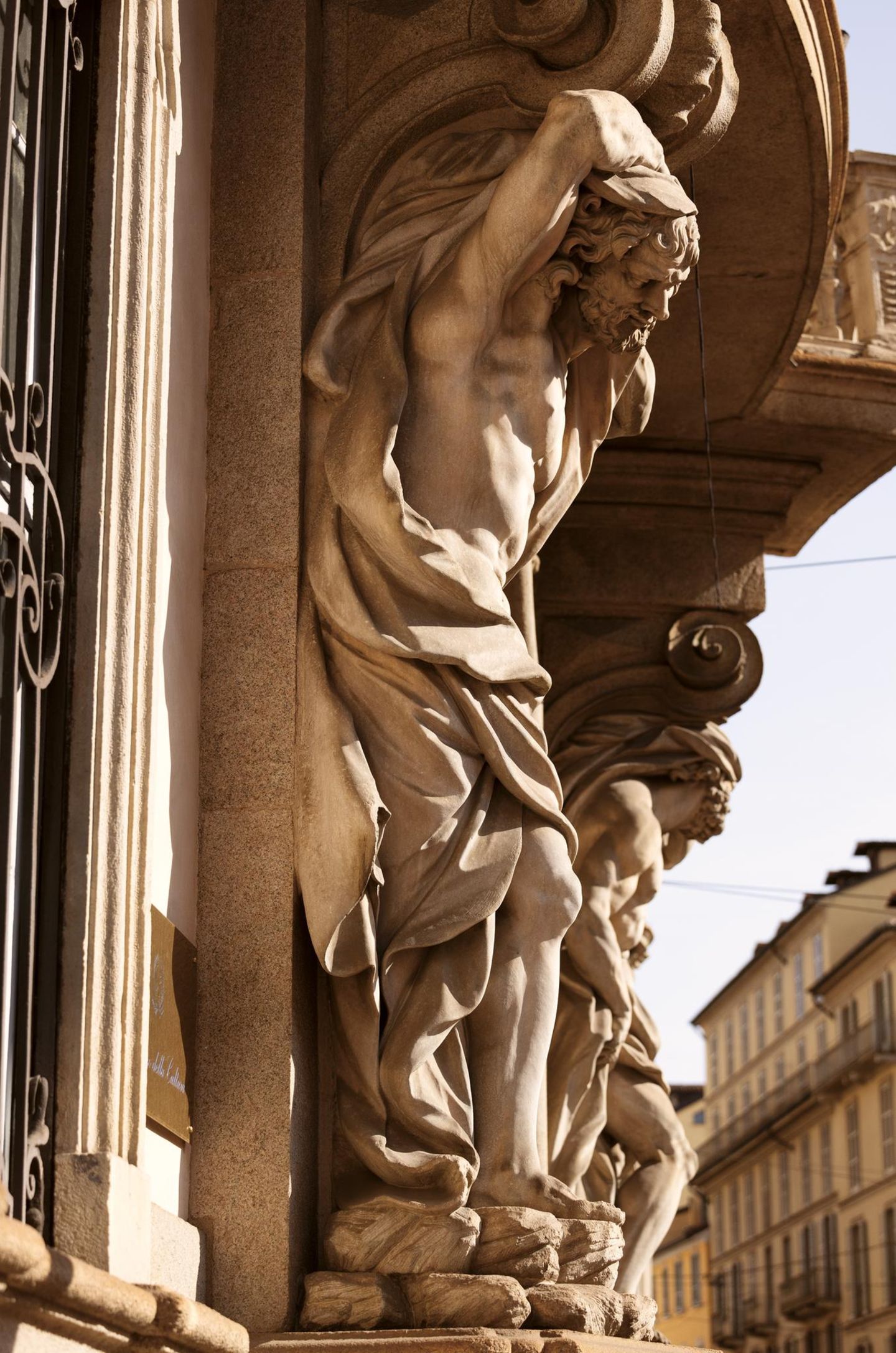 Eine Figur an einer Fassade