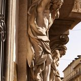 Eine Figur an einer Fassade