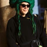 Eine Frau mir einer opulenten grünen Perücke