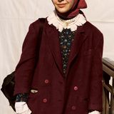 Eine junge Frau mit Kopftuch und Spitzenbluse