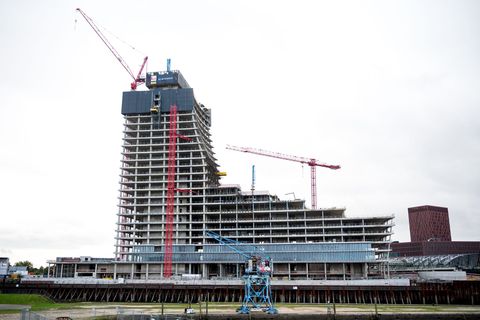 Der Gründer der Drogeriemarktkette Rossmann, Dirk Roßmann, beteiligt sich am geplanten Weiterbau des Hamburger Elbtowers. (Archi