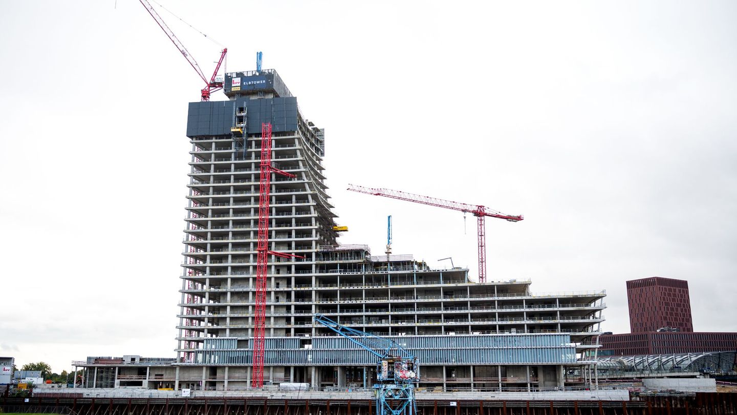 Der Gründer der Drogeriemarktkette Rossmann, Dirk Roßmann, beteiligt sich am geplanten Weiterbau des Hamburger Elbtowers. (Archi
