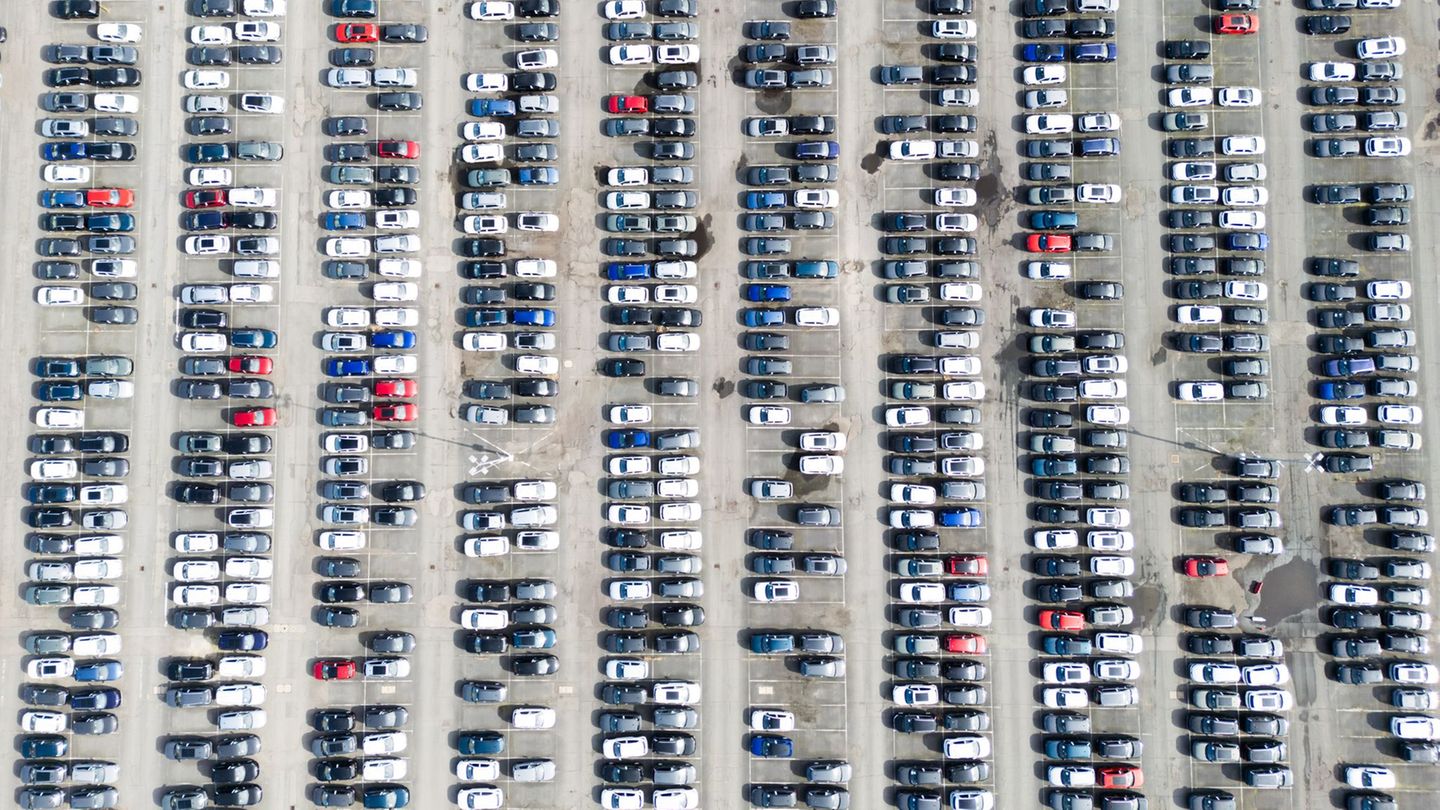 Von früheren Rekordwerten ist Europas größter Autobauer weit entfernt: 2019 war Volkswagen noch auf fast elf Millionen Ausliefer