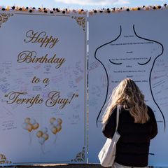 Trumps Grüße an Epstein als Kunstinstallation in Washington