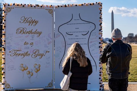 Trumps Grüße an Epstein als Kunstinstallation in Washington