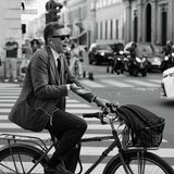 Ein Italiener telefoniert gestenreich beim Fahrradfahren