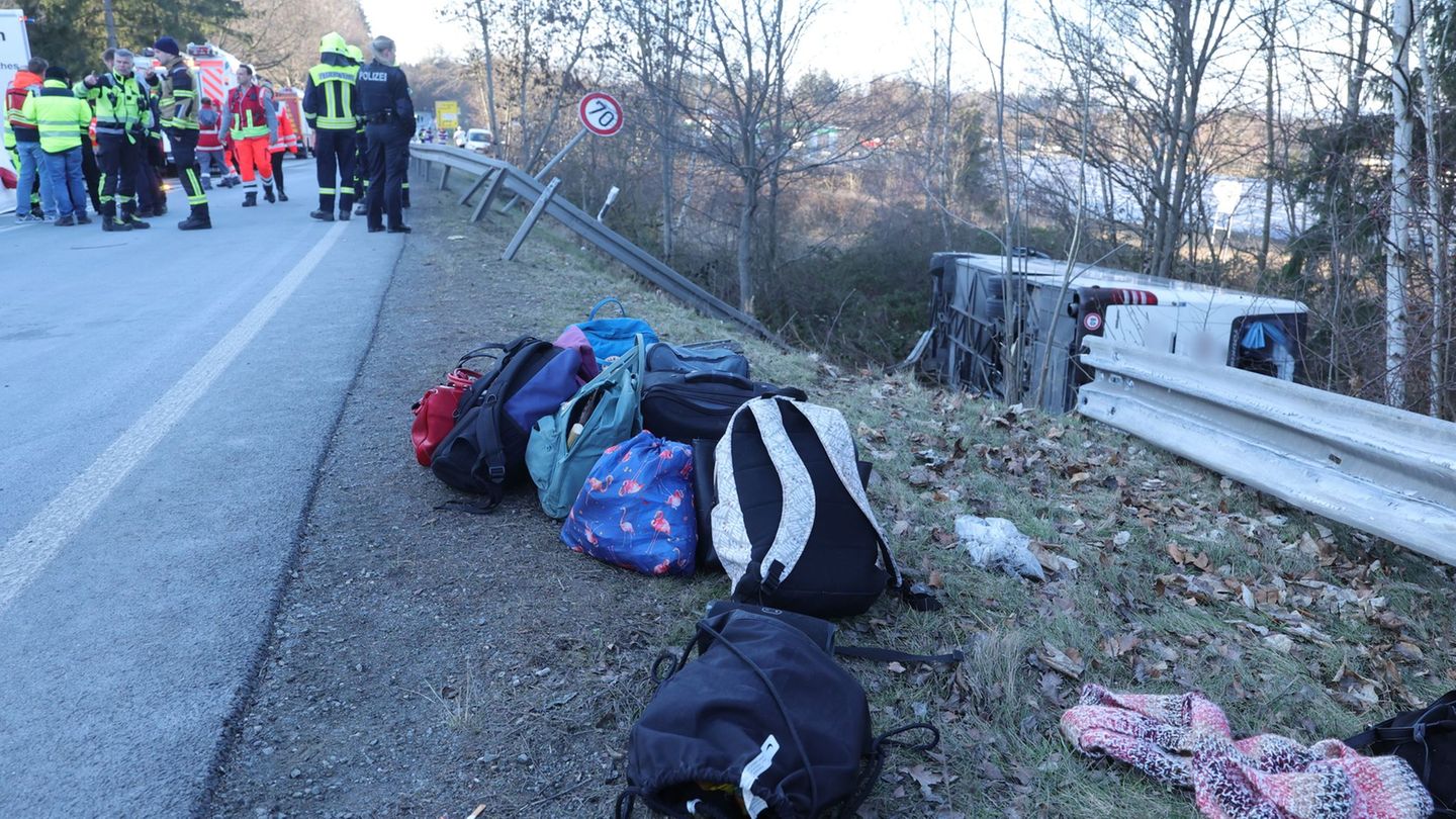 40 Kinder und Jugendliche waren unter den Fahrgästen in dem Bus, der von der Straße abkam und auf die Seite kippte. Foto: Bodo S