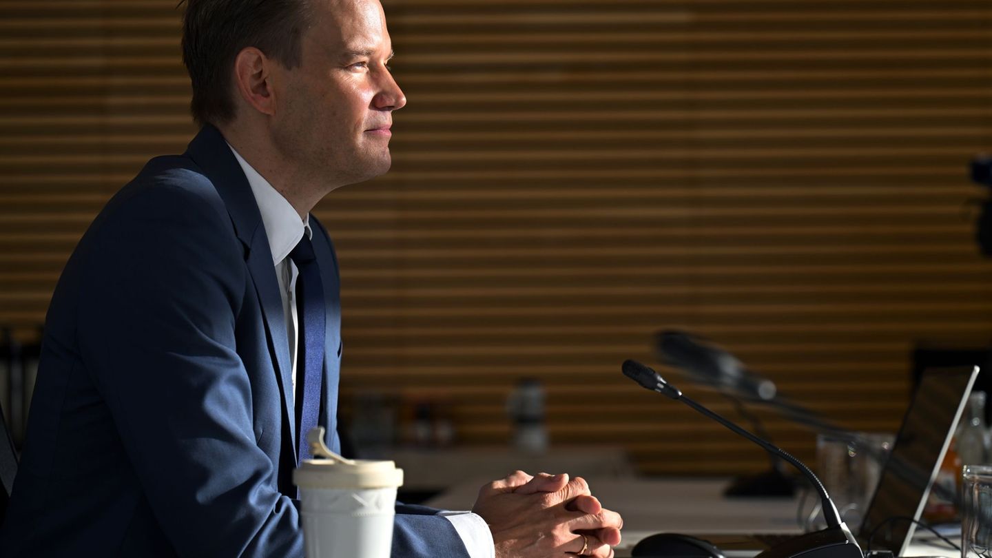 Der Virologe Hendrik Streeck wurde im Thüringer Corona-Untersuchungsausschuss befragt. Foto: Martin Schutt/dpa