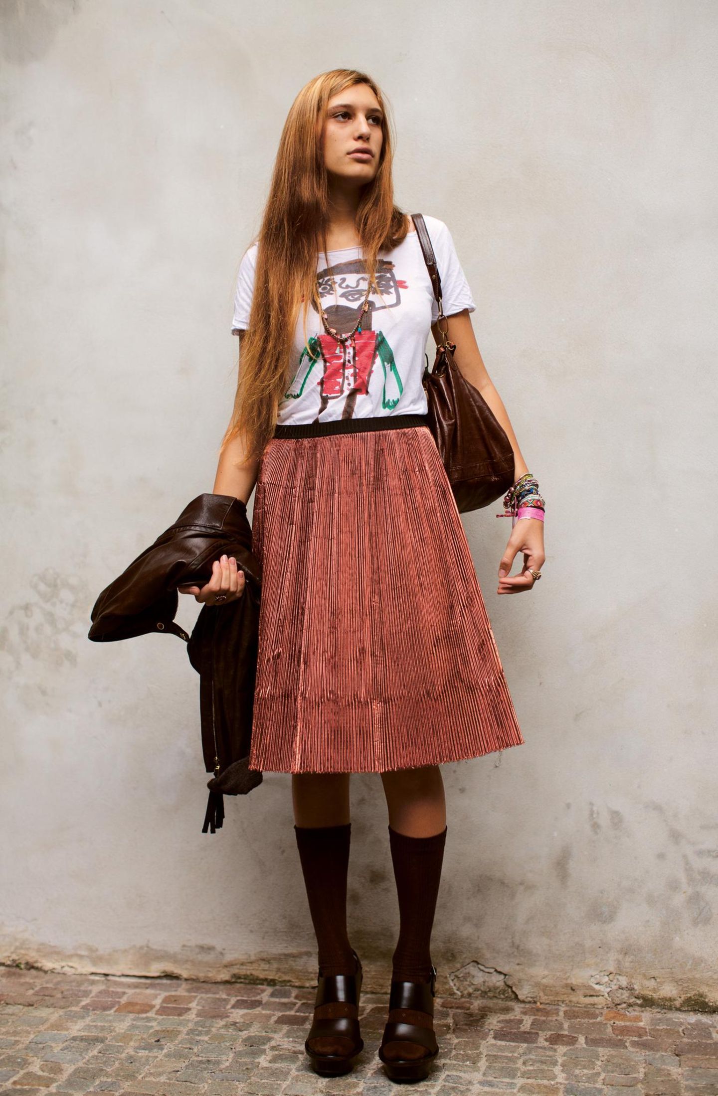 Eine junge Frau in elegantem Rock und T-Shirt