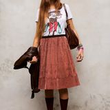 Eine junge Frau in elegantem Rock und T-Shirt