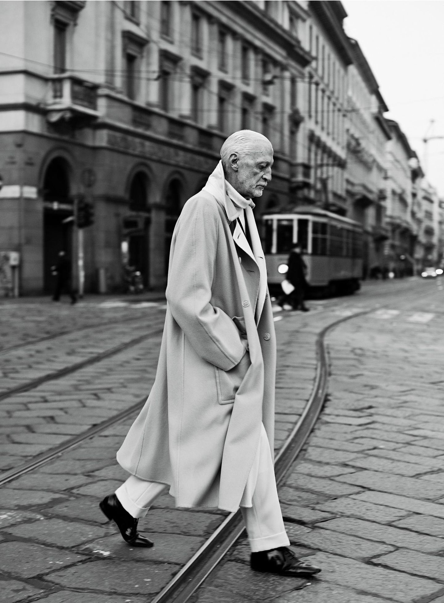 Ein älterer, elegant gekleideter Mann im Mantel