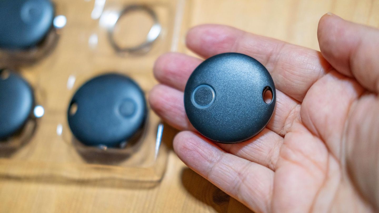 Deals des Tages: Ein Mann hält einen Bluetooth-Tracker für Android in der Hand