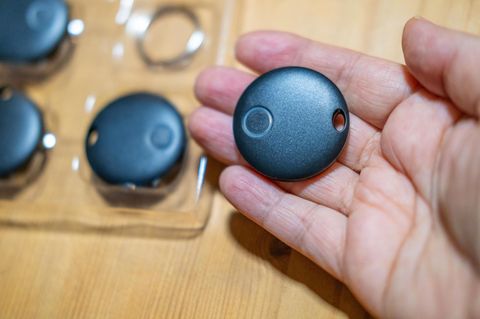 Deals des Tages: Ein Mann hält einen Bluetooth-Tracker für Android in der Hand