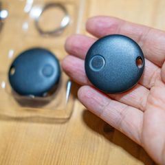 Deals des Tages: Ein Mann hält einen Bluetooth-Tracker für Android in der Hand