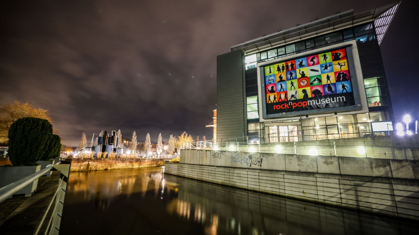 Udo Lindenberg wurde in Gronau im Münsterland geboren - zu seinem 80. Geburtstag zeigt das rock’n’popmuseum ab Juni Einblicke in