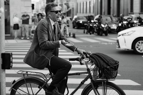 Ein Italiener telefoniert gestenreich beim Fahrradfahren