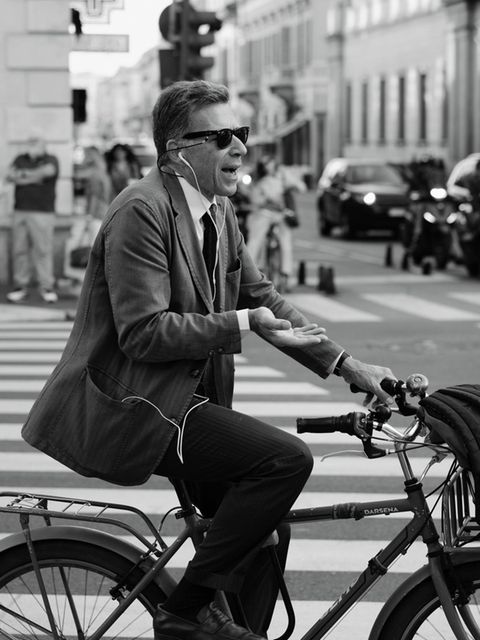 Ein Italiener telefoniert gestenreich beim Fahrradfahren