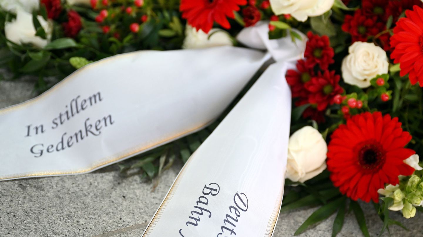 Ein Gedenkgesteck der Deutschen Bahn. (Archivbild) Foto: Angelika Warmuth/dpa