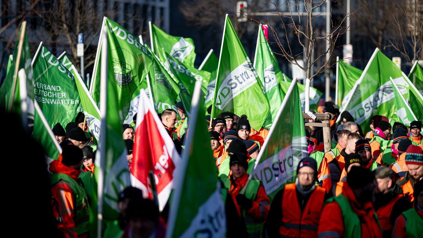 Beschäftigte der bundeseigenen Autobahn-Gesellschaft traten am Dienstag in einen Warnstreik. Foto: Fabian Sommer/dpa