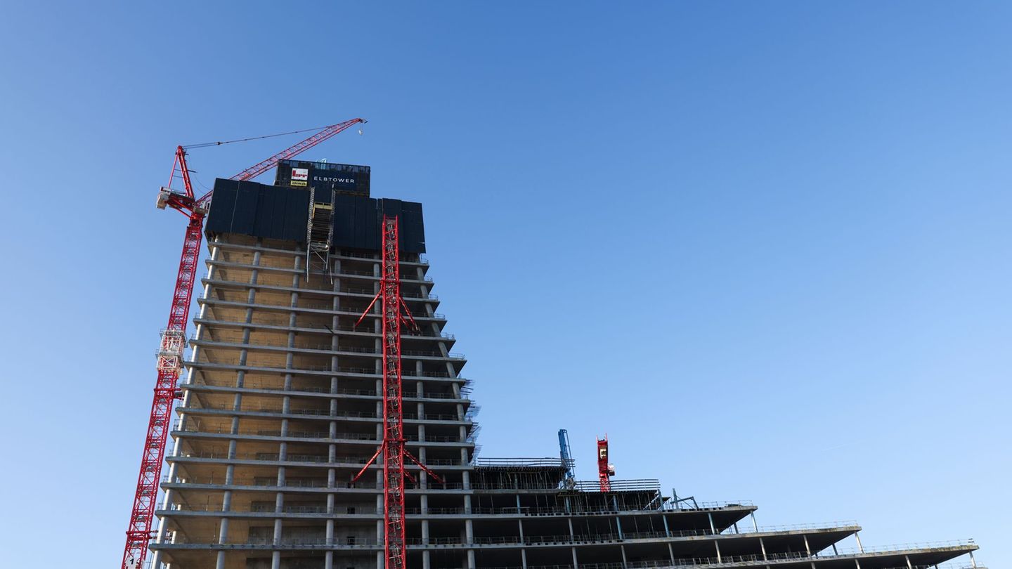 Der Gründer der Drogeriemarktkette Rossmann, Dirk Roßmann, beteiligt sich am geplanten Weiterbau des Hamburger Elbtowers. Foto: