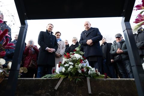 Gemeinsam legten Sachsens Ministerpräsident Kretschmer (CDU, l) und Ungarns Staatspräsident Tamás Sulyok in Pirna einen Kranz zu