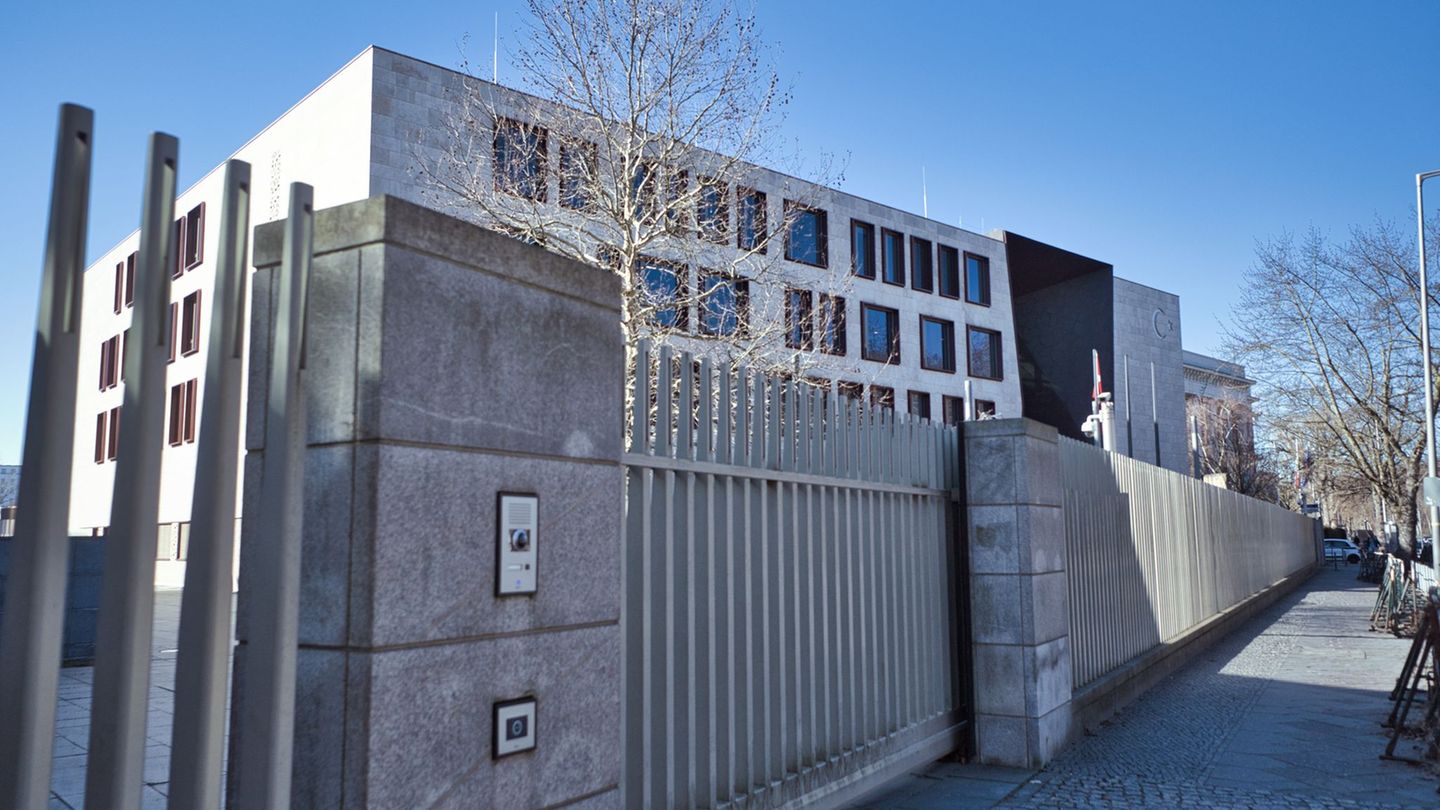 Die Gruppe zündete auch mehrere Rauchbomben vor dem Gebäude. (Symbolbild) Foto: Paul Zinken/dpa