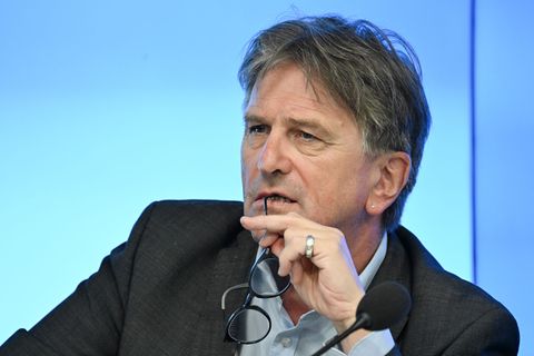 Gesundheitsminister Manne Lucha (Grüne) will an der telefonischen Krankschreibung festhalten. (Archivbild) Foto: Bernd Weißbrod/