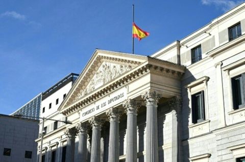 Spanische Flagge auf halbmast