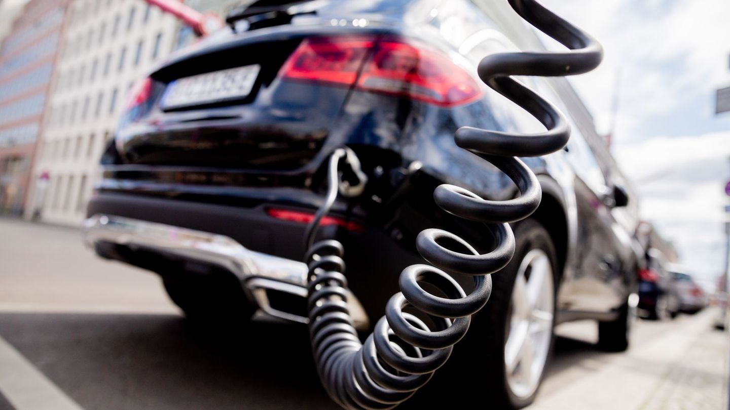 Laut Senatsverwaltung gibt es in Berlin über 6.000 öffentlich zugängliche Ladepunkte. (Archivbild) Foto: Christoph Soeder/dpa