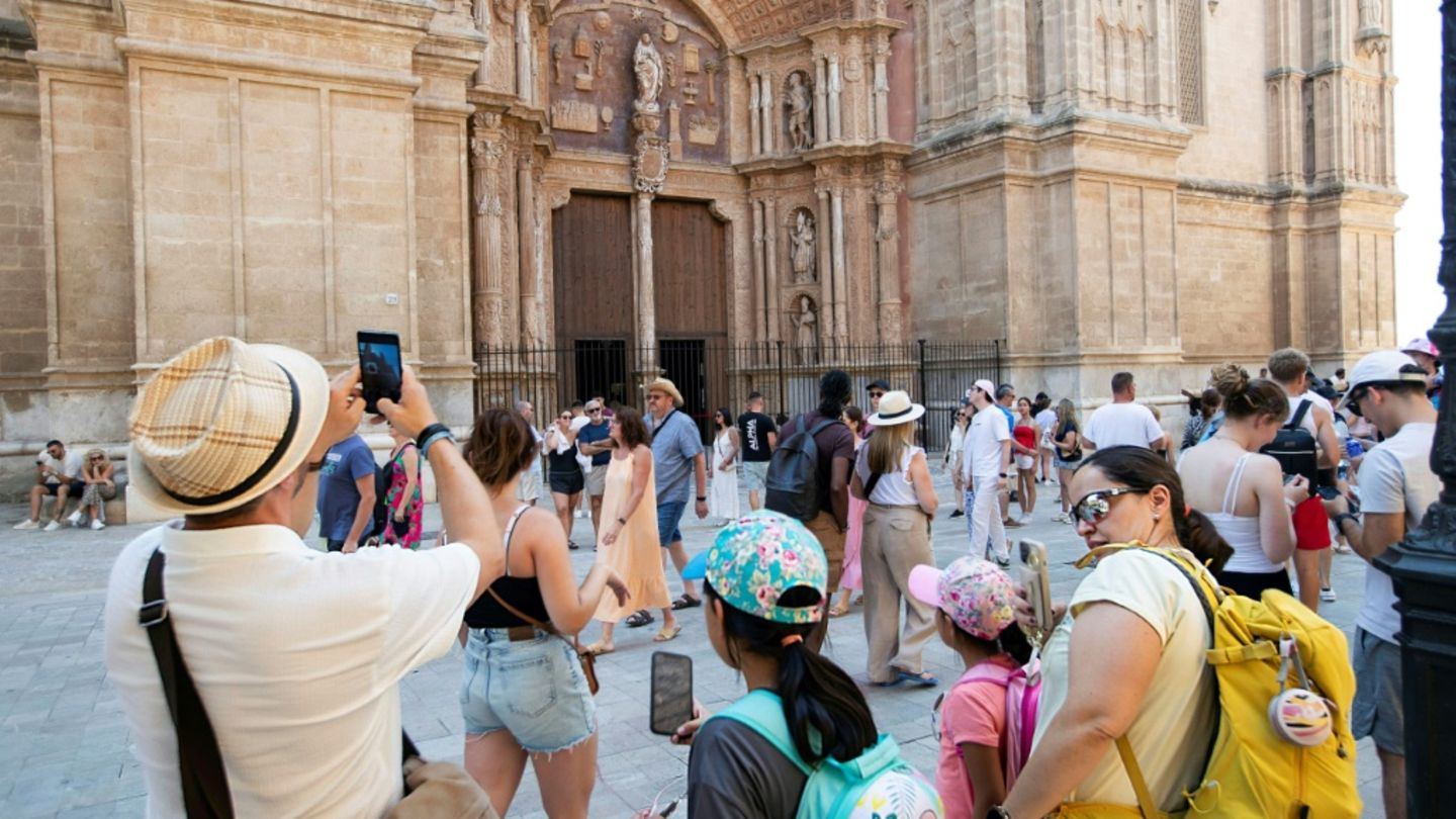 Reisende in Palma auf der Baleareninsel Mallorca