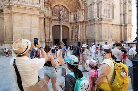 Reisende in Palma auf der Baleareninsel Mallorca