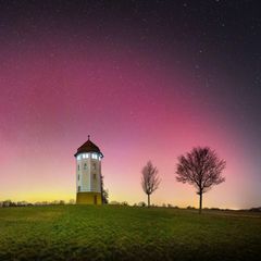 Treffen Sonnenteilchen auf die Erdatmosphäre, regen sie in hohen Schichten Gasmoleküle zum Leuchten an: Stickstoff strahlt blau oder violett, Sauerstoff rötlich, in niedrigen Höhen auch grün. Als im Januar 2026 Polarlichter selbst über Welzheim (Baden-Württemberg) am Nachthimmel tanzen, steckt hinter dem außergewöhnlichen Spektakel ein heftiger Sonnensturm