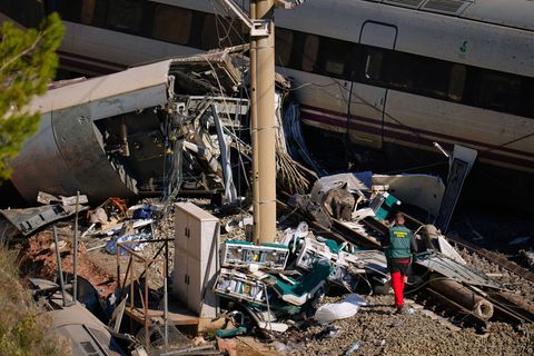 Eine Sechsjährige hat als einzige ihrer Familie das schwere Zugunglück in Spanien überlebt. Ihre Eltern, ein Bruder und ein Cous