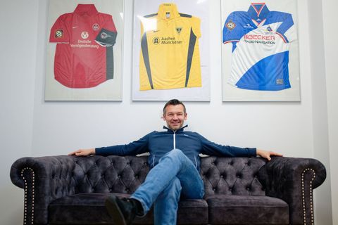 Karriere an der Wand: Trikots sind im Büro von Auer stille Zeugen seiner Laufbahn. Foto: Uwe Anspach/dpa