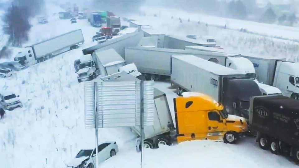 XXL-Unfall: 100 Fahrzeuge kollidieren bei Massenkarambolage