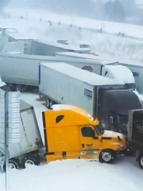 XXL-Unfall: 100 Fahrzeuge kollidieren bei Massenkarambolage