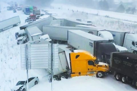 XXL-Unfall: 100 Fahrzeuge kollidieren bei Massenkarambolage