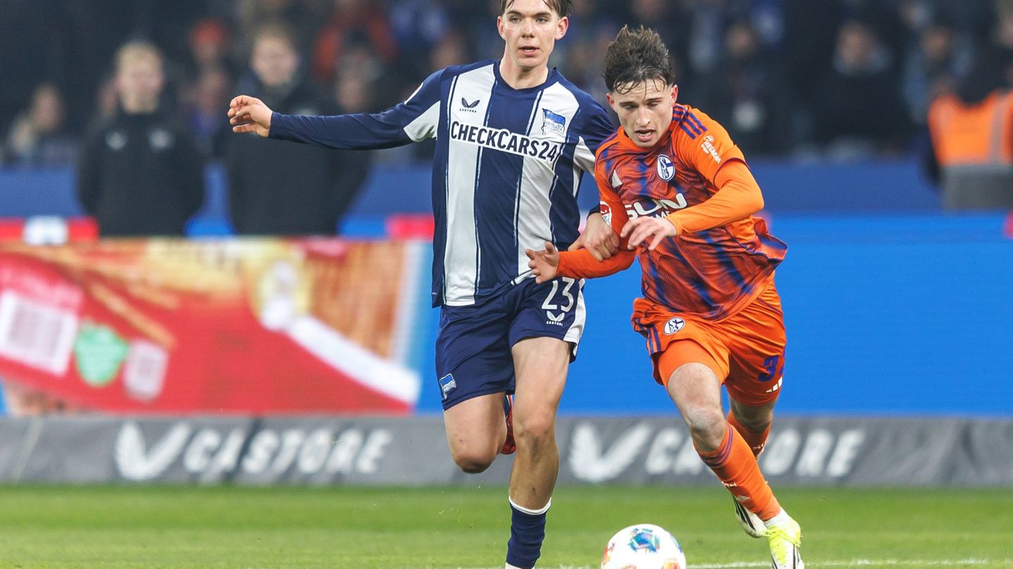 Hertha Jungstar Kennet Eichhorn (l.) hat sich am Sprunggelenk verletzt. Foto: Andreas Gora/dpa