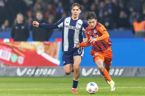 Hertha Jungstar Kennet Eichhorn (l.) hat sich am Sprunggelenk verletzt. Foto: Andreas Gora/dpa