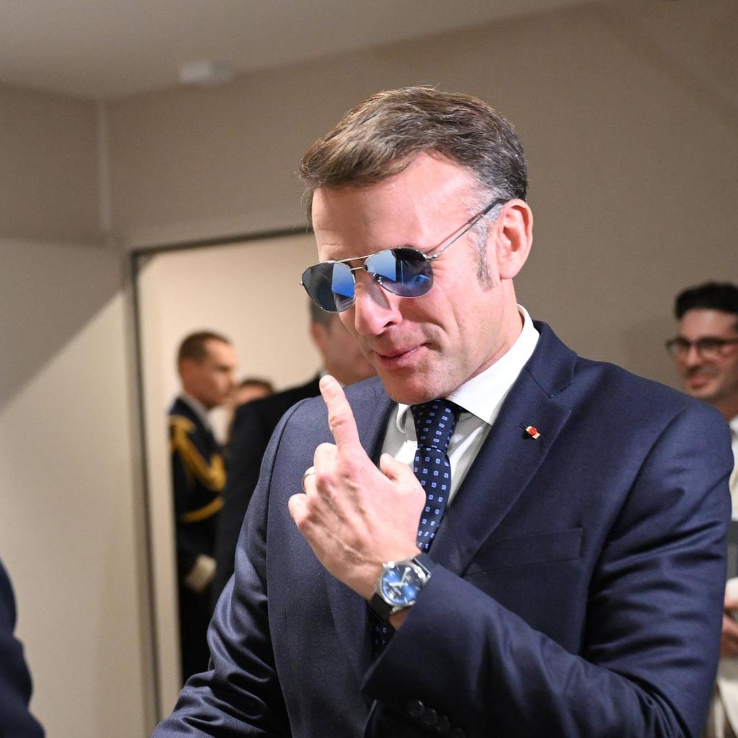 Emmanuel Macron tritt in Davos mit fescher Pilotensonnenbrille auf, weil er ein Veilchen am Auge hat