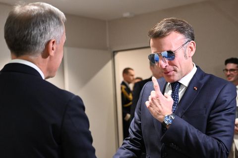 Emmanuel Macron tritt in Davos mit fescher Pilotensonnenbrille auf, weil er ein Veilchen am Auge hat