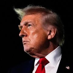 Aktivisten projizieren provokante Trump-Karikatur in Davos