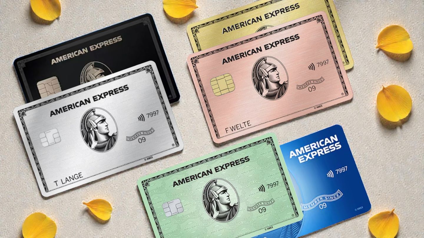 American Express Kreditkarten auf cremefarbenem Untergrund mit Sonnenblumenblättern