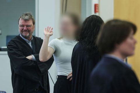 Aus den Reihen der Zuschauer kam es vor Prozessbeginn zu Sympathiebekundungen für die Angeklagten. Foto: Oliver Berg/dpa