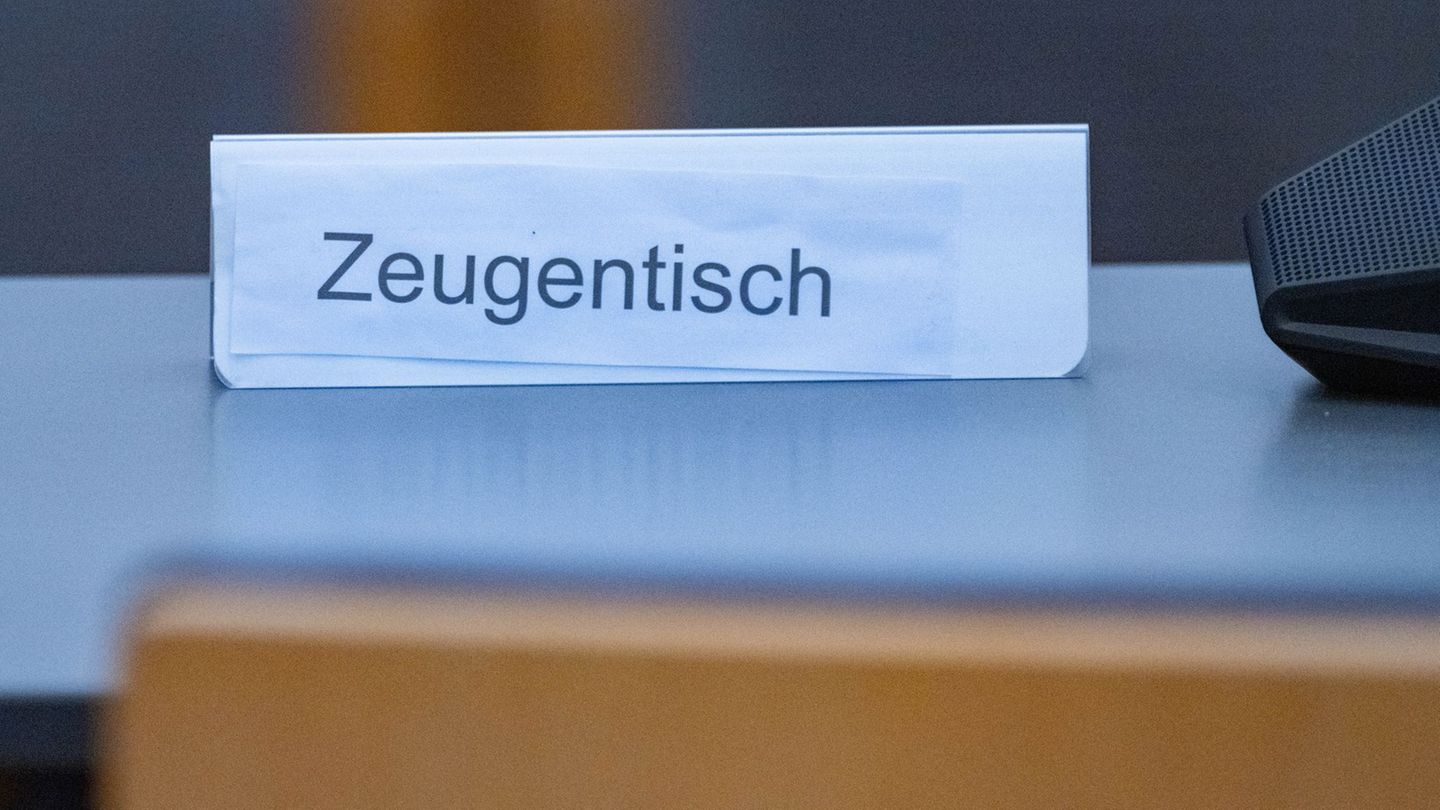 Der Hauptbelastungszeuge geriet bei seiner Aussage teils ins Straucheln. (Archivbild) Foto: Stefan Sauer/dpa