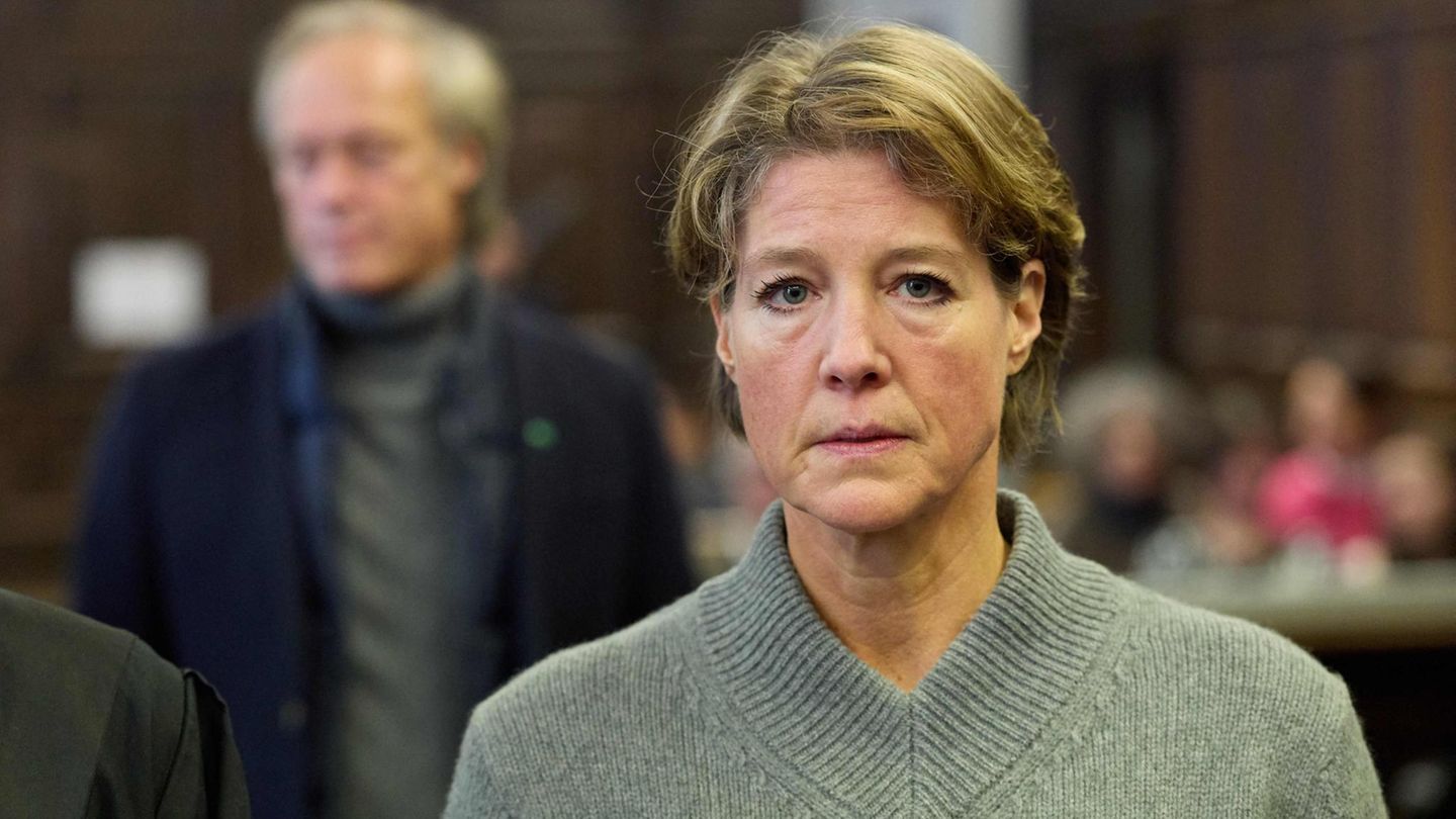 Christina Block am 31. Prozesstag vor dem Landgericht Hamburg. Im Hintergrund steht ihr Lebensgefährte, der ehemalige Sportmoderator Gerhard Delling