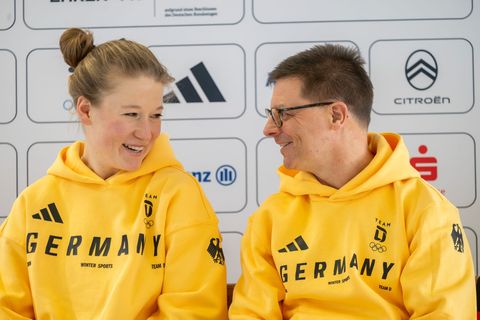 Snowboarderin Jana Fischer (l) freut sich auf ihre dritten Winterspiele. Foto: Peter Kneffel/dpa