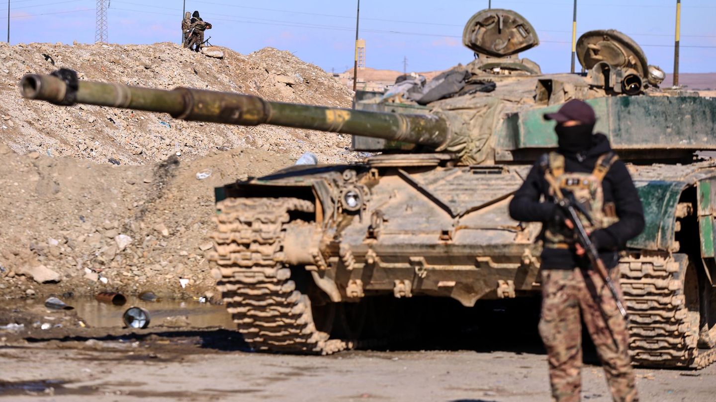 Ein Soldat der kurdisch geführten und von den USA unterstützten Syrischen Demokratischen Kräfte (SDF)