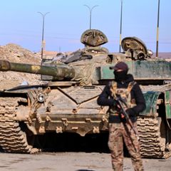 Ein Soldat der kurdisch geführten und von den USA unterstützten Syrischen Demokratischen Kräfte (SDF)