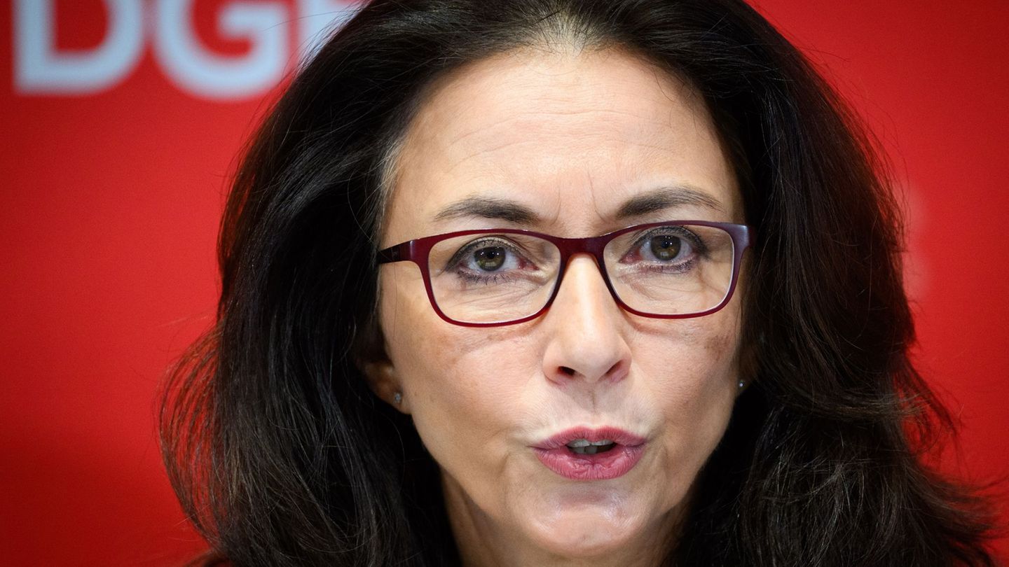 DGB-Chefin Yasmin Fahimi wendet sich strikt gegen Leistungskürzungen der Sozialsysteme. Foto: Bernd von Jutrczenka/dpa